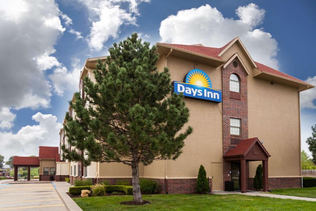 Days Inn by Wyndham near Kansas Speedway Main image 2